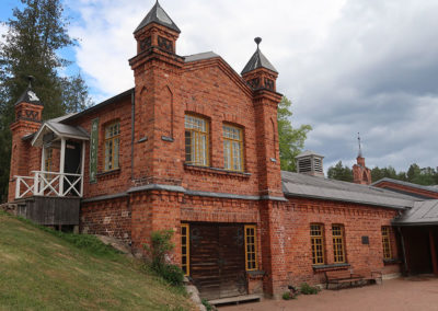 Vanha tiilinen museorakennus kuvattuna ulkoapäin.