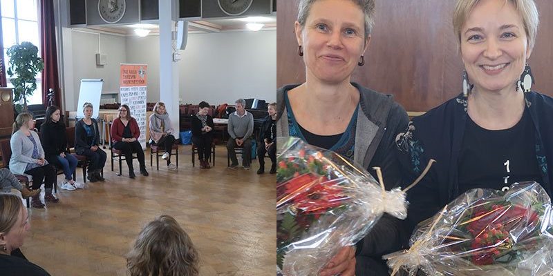 Kuvakollaasi, missä ensimmäisessä kuvassa ihmiset istuvat salissa ringissä. Toisessa kuvassa kaksi naista seisoo vierekkäin ja hymyilee kameralle kukkapuskat käsissä.