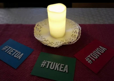 Kolme korttia pöydällä, joissa lukee: tietoa, tukea ja toivoa.