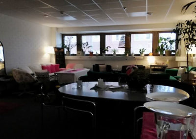 FinFami Uusimaan Tuikku-kohtaamo. Kuvassa pöytiä, tuoleja ja huonekasveja.