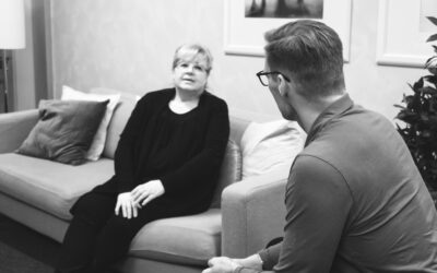 Mitä FinFamin palvelut ovat ja miten ne eroavat julkisen sektorin palveluista?