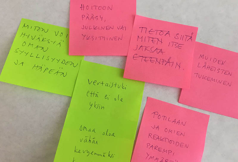 Muistilappuja, joissa lukee: Miten voi hyväksyä oman syyllisyyden ja häpeän. Hoitoon pääsy, julkinen vai yksityinen. Tietoa siitä, miten itse jaksaa eteenpäin. Muiden läheisten tukeminen. Vertaistuki, että ei ole yksin. Omaa oloa vähän kevyemmäksi. Potilaan ja omien reaktioiden parempi ymmärtäminen.