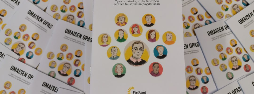 Pöydällä on esillä useita Omaisen opas -vihkoja. Teoksen kannessa lukee "Omaisen opas, opas omaiselle, jonka läheinen oireilee tai sairastaa psyykkisesti."