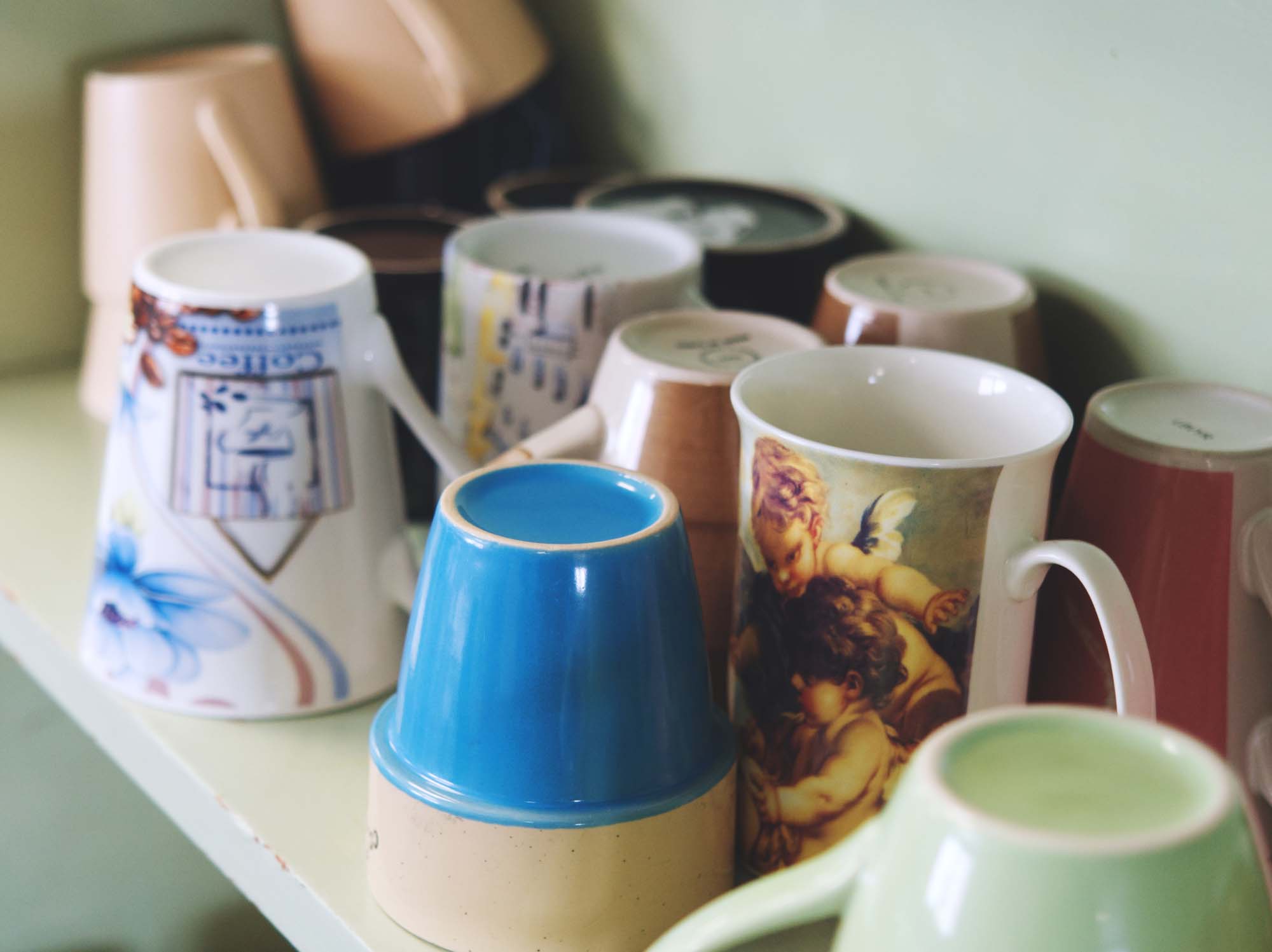 Henkilö pitää toista henkilöä kainalossaan.