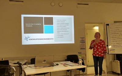 FinFami Uusimaan vapaaehtoiset kokemustoimijoiden kehittäjä-vaikuttaja-jatkokoulutuksessa